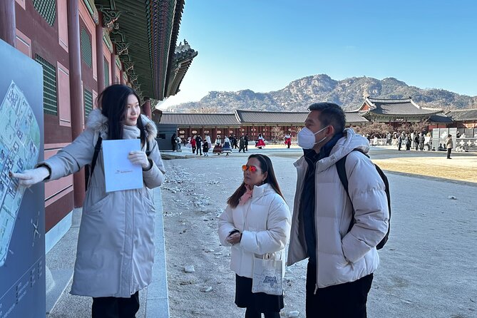 Time Travel in Seoul: Gyeongbokgung Palace, Folk Museum & Bukchon - What makes guide Mina a standout in this kind of tour
