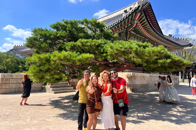 Time Travel in Seoul: Gyeongbokgung Palace, Folk Museum & Bukchon - Entering Gyeongbokgung Palace without getting lost in the crowds