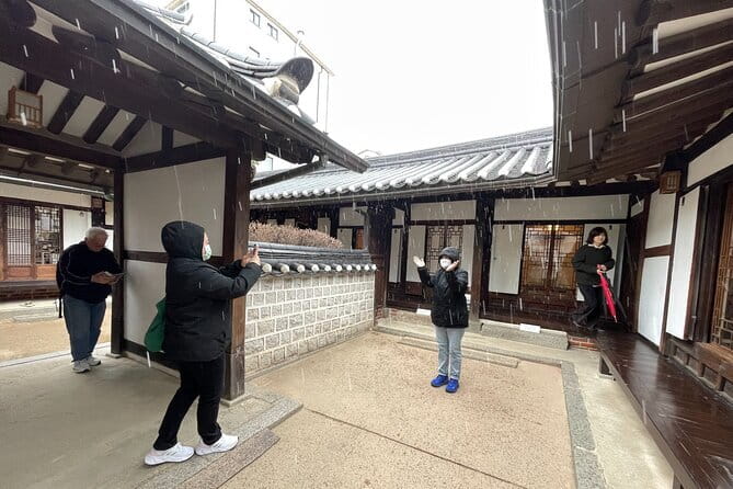 Tour Seoul’s oldest district with a storyteller from Bukchon - Samcheongdong, Feng Shui Capital Ideas, and Bukchon Hanok Village