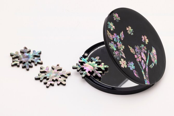 Traditional Korean Mother-of-Pearl Craft Workshop - Choosing your item: mirror, keychain, hair accessory, or box
