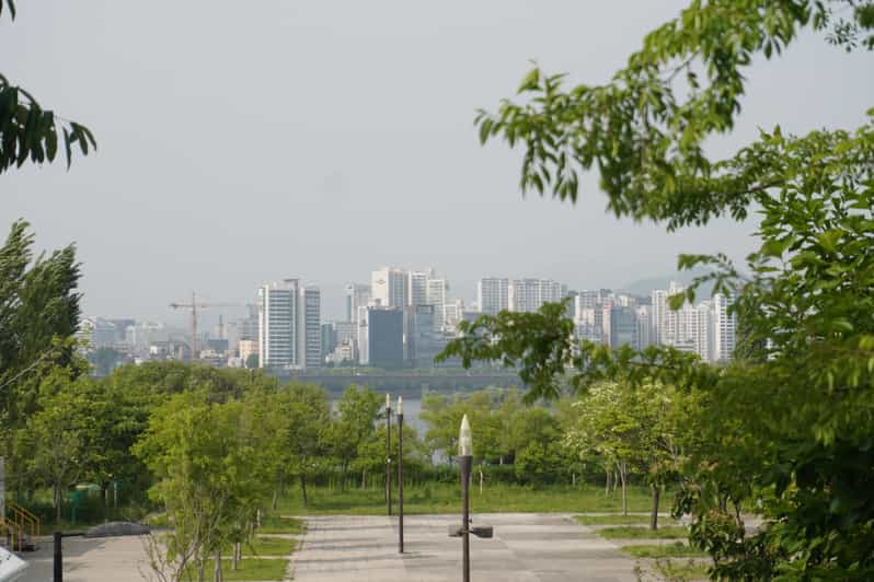Unique Native Experience : Han River Picnic, Board game, BBQ - Korean BBQ lunch, shared and simple to order